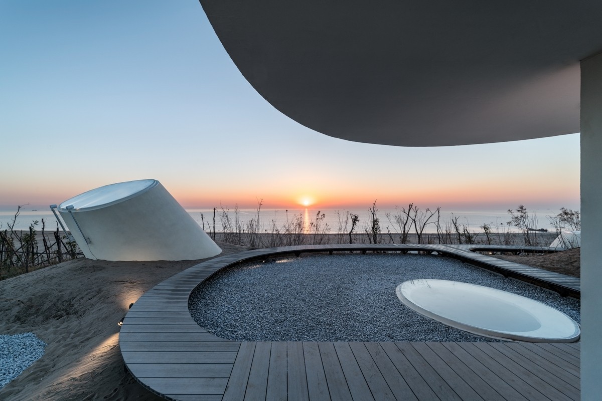 15_Rooftop_Sunrise_by_WU_Qingshan.jpg